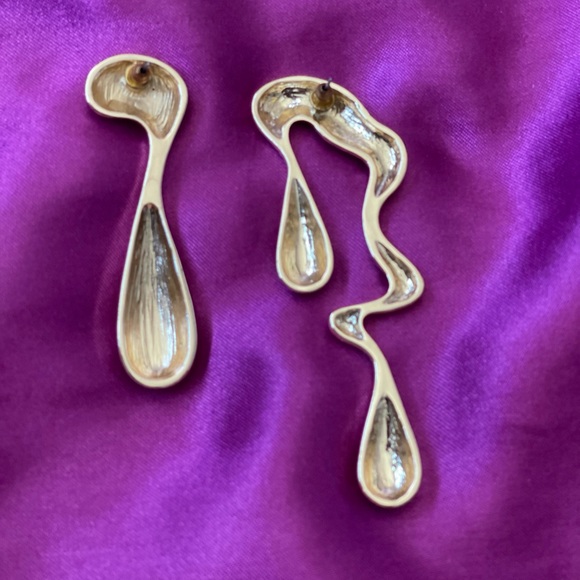 Abstract art earrings in gold with black enamel detail. - Picture 3 of 5